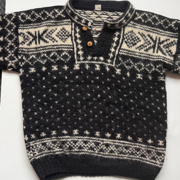 Men's wool Nepalese Black & Cream Patterned Sweater with wooden buttons - Picture 3 of 4